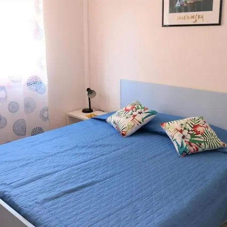 Comfy Flat Just 80m From The Apartment