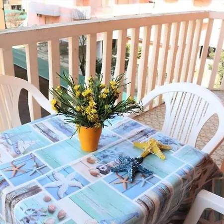 Apartment Comfy Flat Just 80m From The