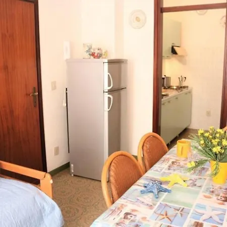 Apartment Comfy Flat Just 80m From The *