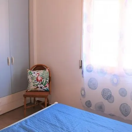 Comfy Flat Just 80m From The Apartment