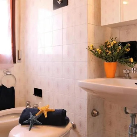 Apartment Comfy Flat Just 80m From The *